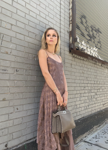 Imagen - Erin Moriarty con vestido lencero y boso Peekaboo.