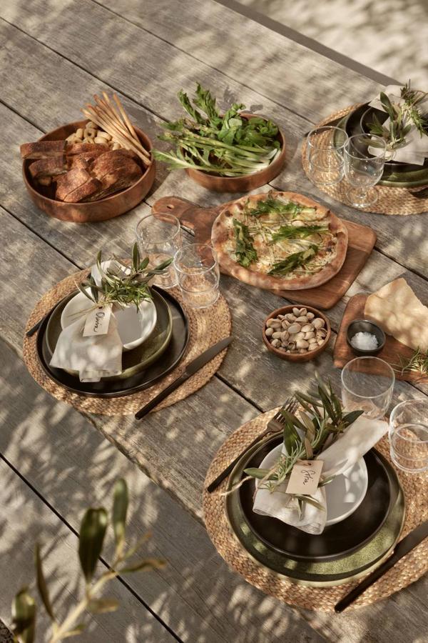 Uno de nuestros favoritos es este bol pequeño de madera de mango en color marrón. Mide 3 cm de alto y su diámetro superior es de 11 cm. Cuesta 4,99 €.