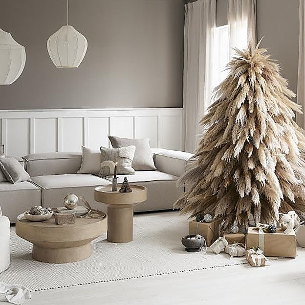 Imagen principal - En Weswing apuestan por una decoración navideña minimalista de inspiración nórdica; en H&M Home, por clásicos con el rojo como protagonista; y en Zara Home encontramos esta idea maravillosa para llenar de luz navideña un rincón especial de nuestra casa.