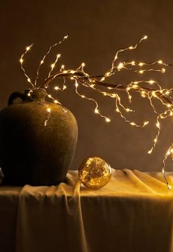 Imagen secundaria 2 - En Weswing apuestan por una decoración navideña minimalista de inspiración nórdica; en H&M Home, por clásicos con el rojo como protagonista; y en Zara Home encontramos esta idea maravillosa para llenar de luz navideña un rincón especial de nuestra casa.