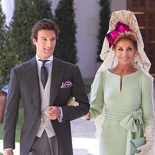 Naty Abascal del brazo de su hijo mayor, Rafael Medina, actual duque de Feria.