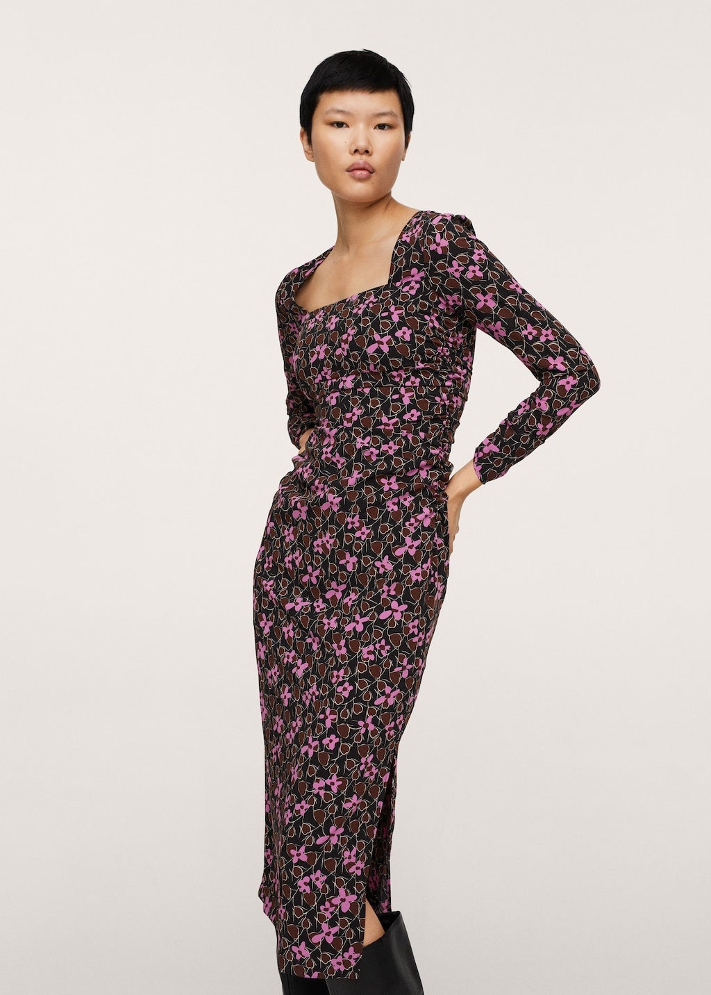 Un vestido midi con un bonito estampado, que se adaptará perfectamente a todos tus planes. Con complementos formales podrá ser un vestido de noche, con botas altas podrás lucirlo en tu día a día. Vestido midi de Mango (49,99 euros). 