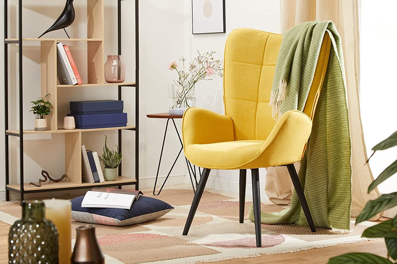 Esta butaca de Amazon nos ha encantado por su vivo color amarillo y su diseño de líneas minimalistas e inspiración nórdica.  Su precio es de 170,39 euros . 