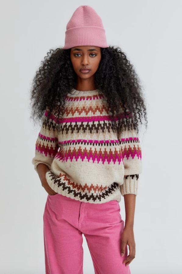 Disponible en color crudo con estampado en tonos rosas y marrones o en marrón con estampado en beige y teja, este jersey de punto jacquard de Pull&Bear es de cuello redondo y diseño ligeramente holgado y cuesta 29,99 euros. Está disponible entre las tallas XS y L. 