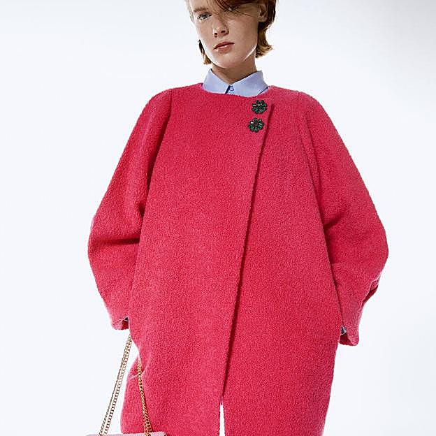 Imagen principal - Abrigos de colores super bonitos y juveniles que le dan el toque extra de elegancia a tus looks de invierno