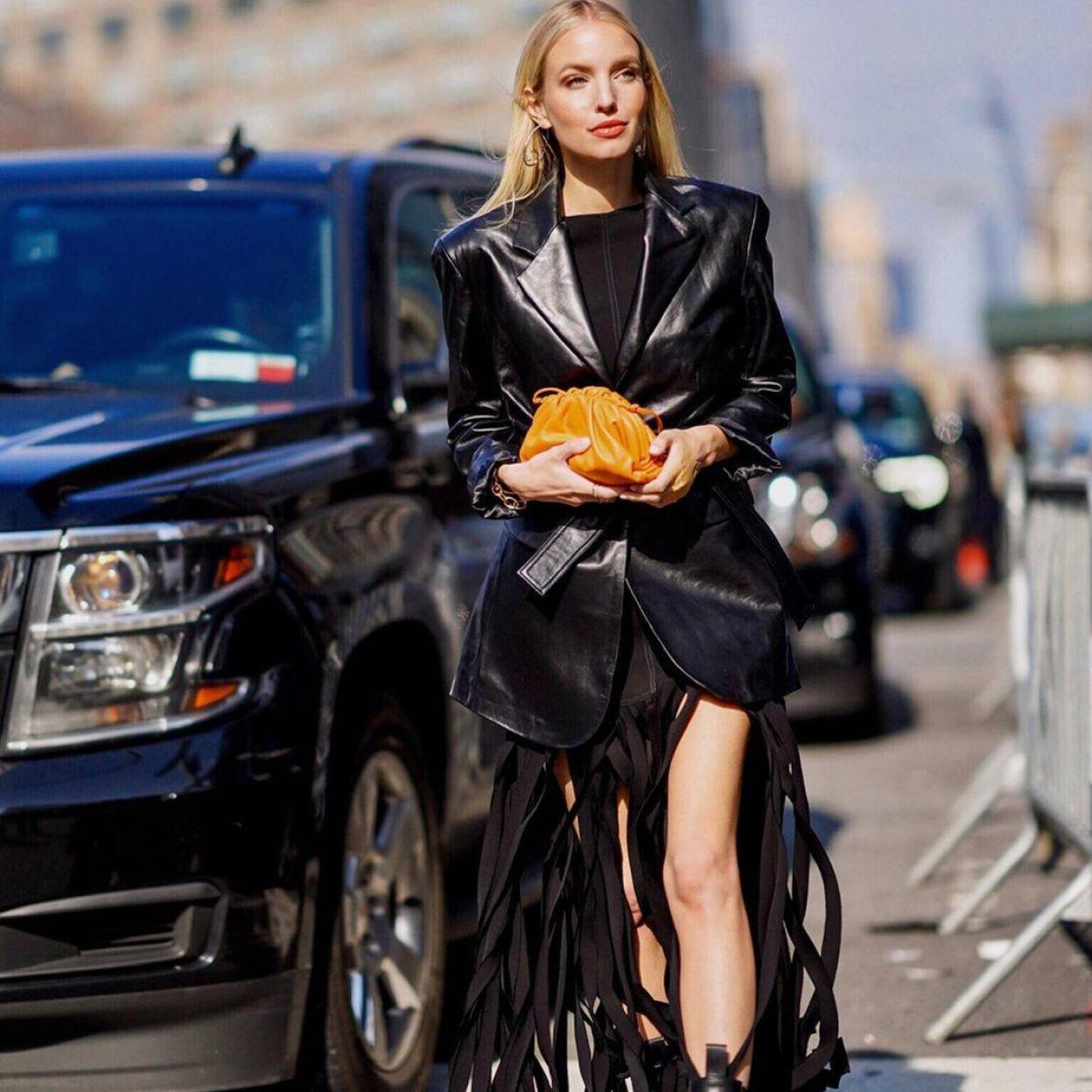 Pincha en la imagen para ver Vestidos, chalecos, pantalones, gabardinas: estás son las prendas efecto piel más elegantes que acaban de llegar a Zara y a Mango