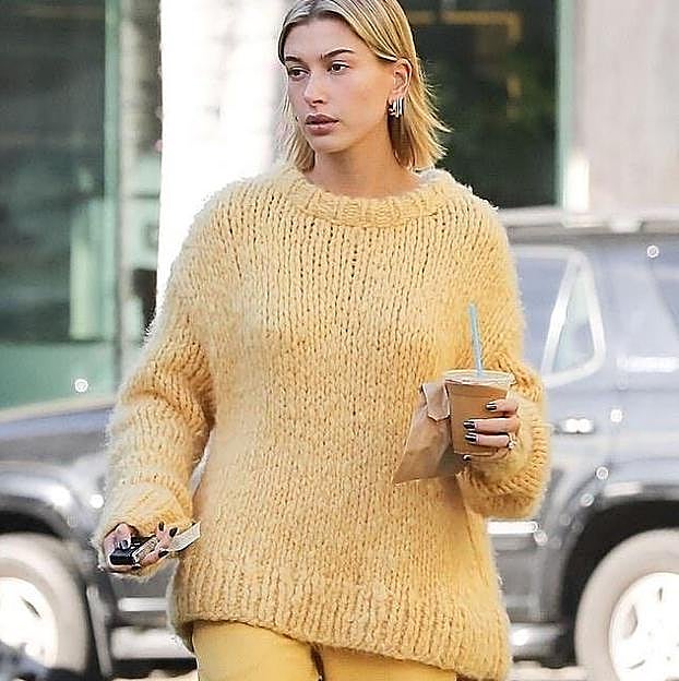 Imagen principal - Jersey masculino, el básico al que recurren famosas e influencers para triunfar con sus looks del día a día (y estos son los más bonitos)