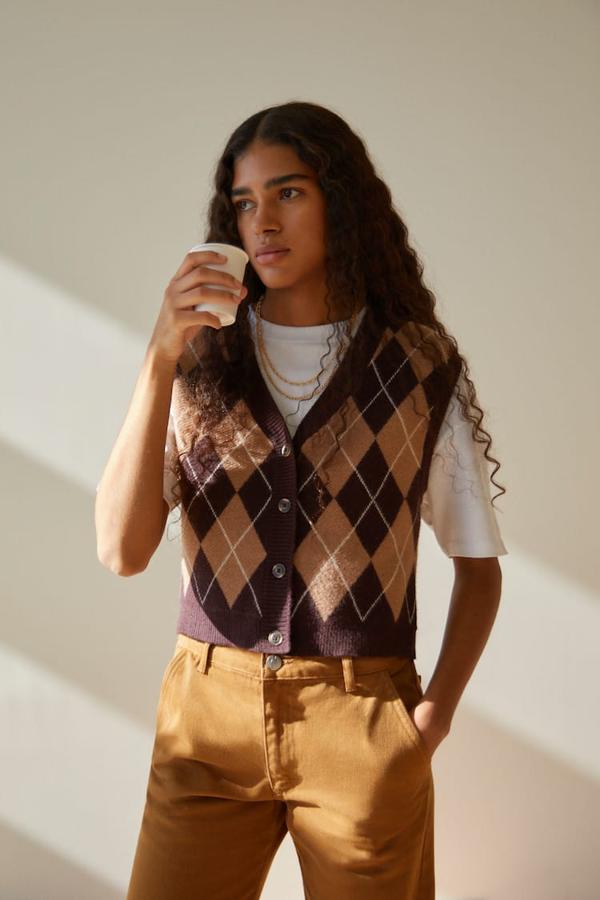 Los chalecos masculinos han dado el salto al armario más femenino. Un diseño de punto con rombos en tonos rosas puede ser la prenda que necesitas para renovar tu armario de invierno. Chaleco de punto de Pull & Bear (19,99 euros). 