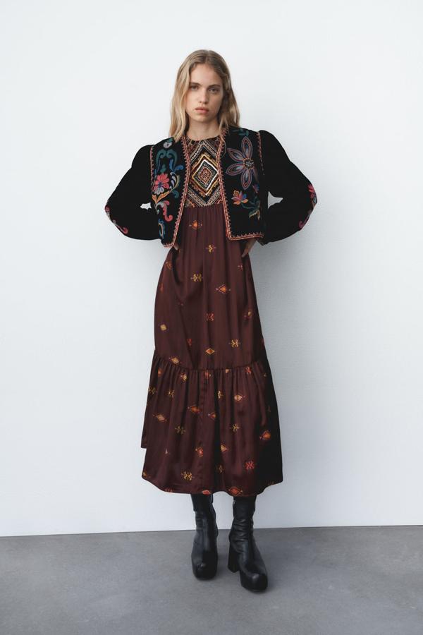 Aunque las próximas semanas estarán repletas de eventos especiales, también hay tiempo para los planes más informales. Este vestido midi con bordados será tu gran aliado en el día a día. Vestido de Zara (49,99 euros). 