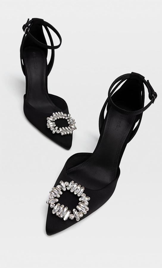 Los clásicos zapatos joya de Manolo Blahnik han sido versionados por Stradivarius. De color negro y destalonados y por supuesto al mejor precio. Salones de color negro de Stradivarius (35,99 euros). 