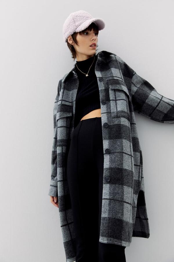 Esta sobrecamisa larga de H&M con estampado de cuadros en negro y gris confeccionada en tejido suave viene con maxibolsillos con solapa en la pechera, y bajos redondeados. De largo hasta la rodilla, tiene diseño de hombros caídos y cuesta 39,99 euros.