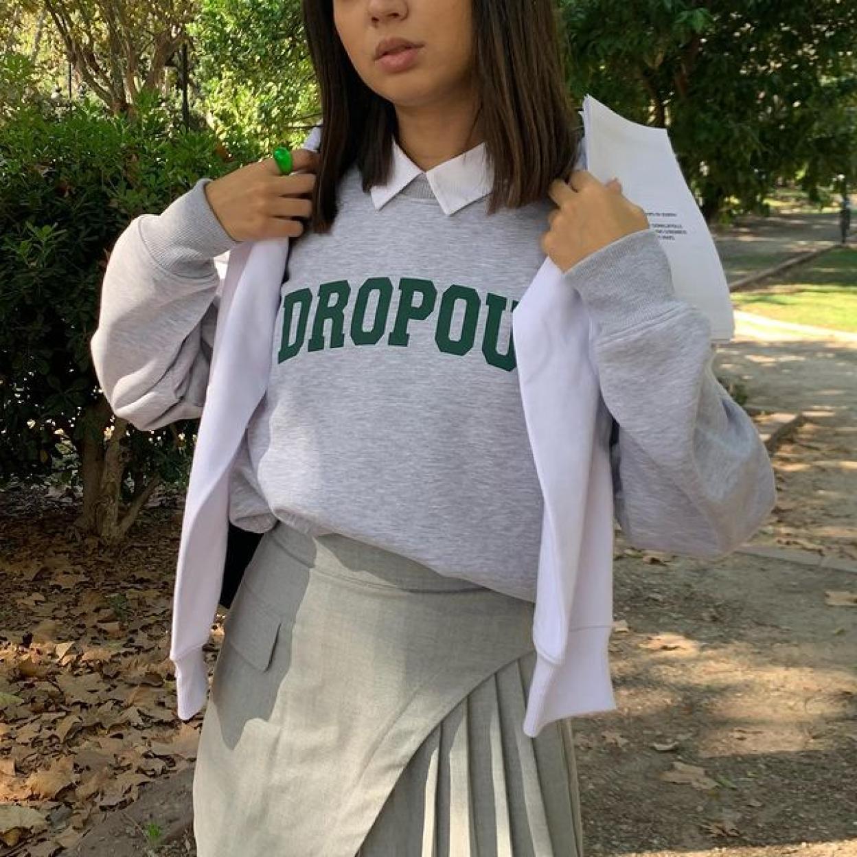 Pincha en la imagen para ver 7 sudaderas con capucha que van a rejuvenecer tus looks y van a convertirse en tu prenda fetiche esta temporada.