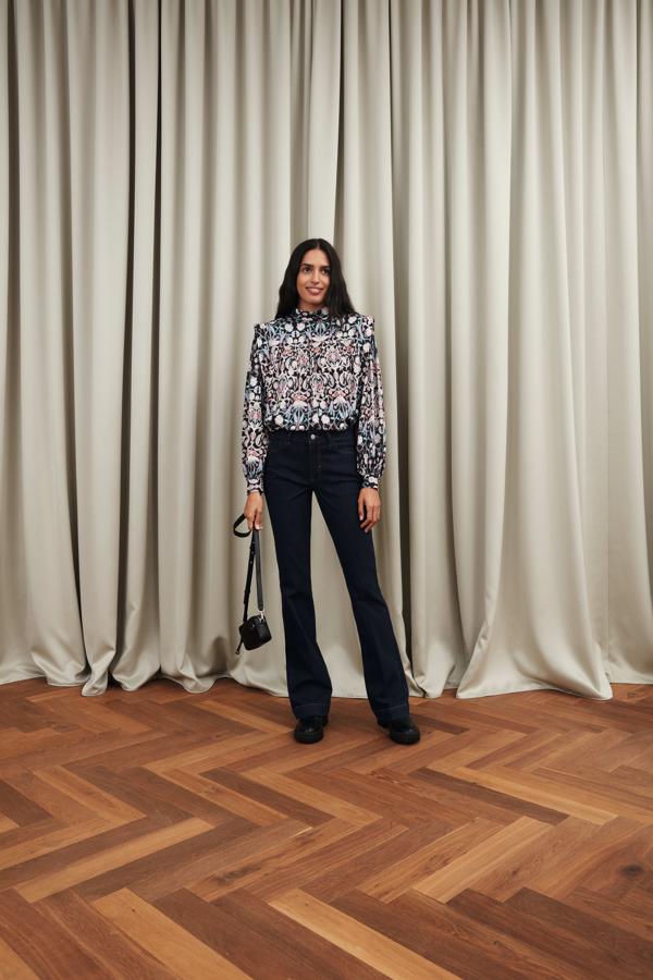 Blusa estampada con cuello subido.