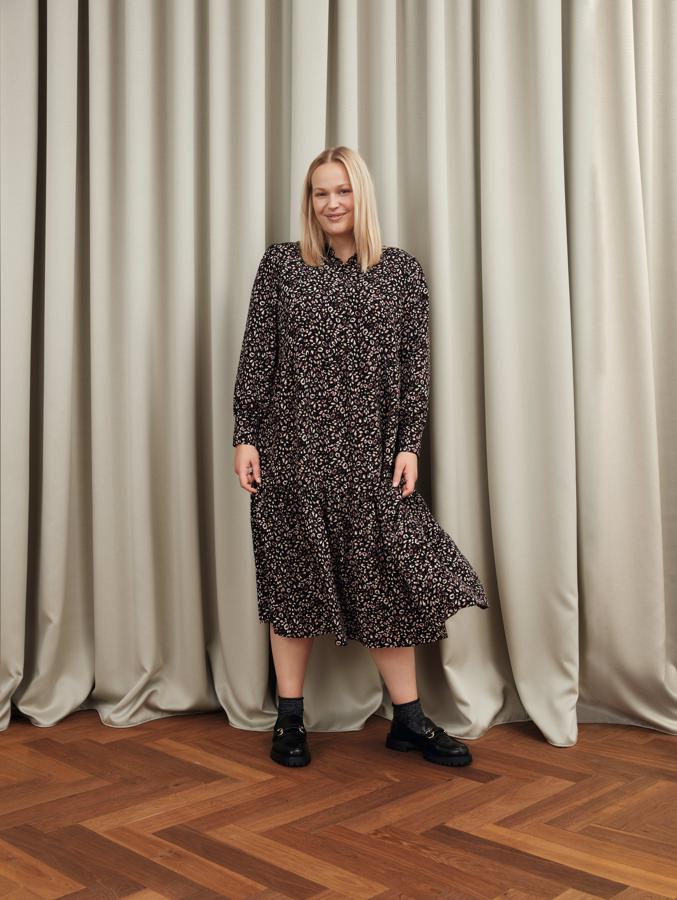 Vestido midi de flores con cierre de botones.