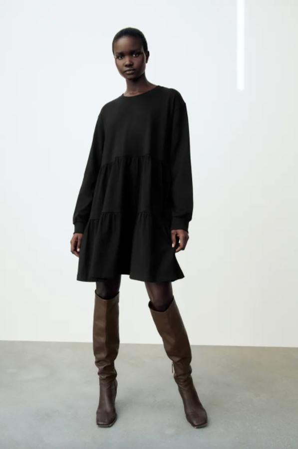 Cuello redondo y mangas largas para este vestido mini negro con vuelo y bajo acabado en paneles que podemos encontrar en Zara entre las tallas XS y XL por 17,95 euros. 