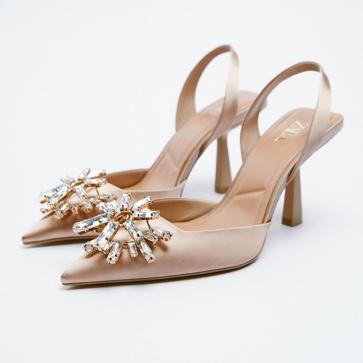 Imagen secundaria 1 - 1. Zapatos negros con tazón dorado de Zara (35,99 euros). 2. Zapatos satinados con detalles joya de Zara (49,99 euros). 3. Bailarinas de color rosa con cadenas doradas de Zara (45,99 euros). 