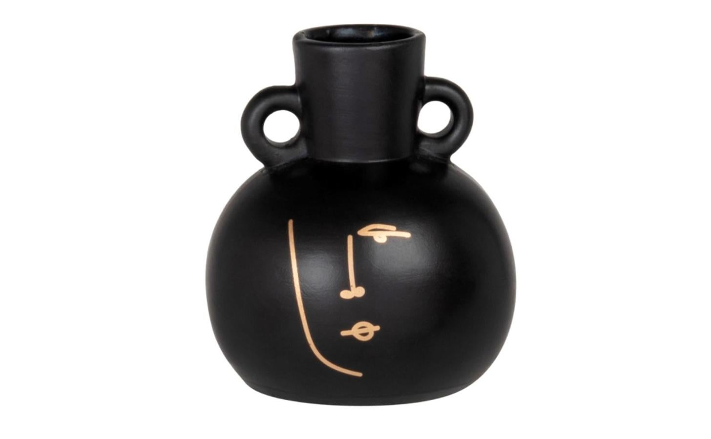 Jarrón negro con dibujo dorado elaborado en Gres. Medidas: 11 centímetros de ancho por 9,5 centímetros de ancho y profundo. 6,99 euros.