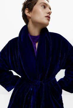 Imagen secundaria 2 - Acolchado de terciopelo o blazer efecto piel con pedrería: las dos chaquetas de Uterqüe más bonitas y elegantes de la temporada parecen de lujo y mejoran tu look de fiesta