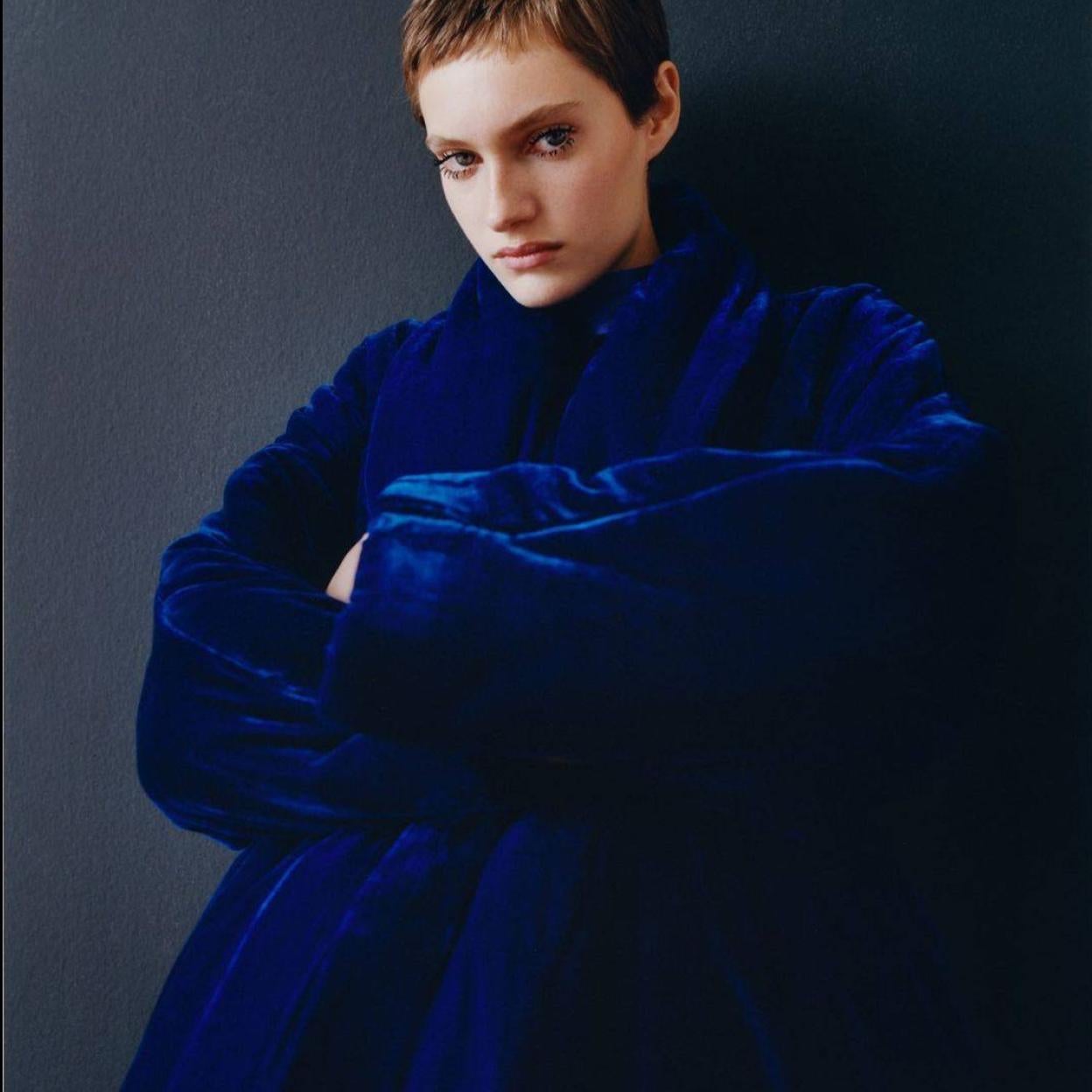 Pincha en la imagen para ver Déjate de agobios de última hora y pon en tu armario un vestido de terciopelo que te asegure un look de fiesta impecable