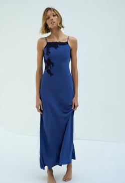 Imagen secundaria 2 - 1. Vestido corto drapeado de Zara (29,99 euros). 2. Vestido con flecos en color azul cobalto de Zara (39,99 euros). 3. Vestido de seda con tirantes y detalles de encaje de Zara (129 euros). 