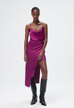 Imagen secundaria 2 - 1. Vestido tipo americana de color rosa de Zara (69,99 euros). 2. Vestido corto cubierto de lentejuelas de Zara (39,99 euros). 3. Vestido satinado, midi y con tirantes de Zara (29,99 euros). 