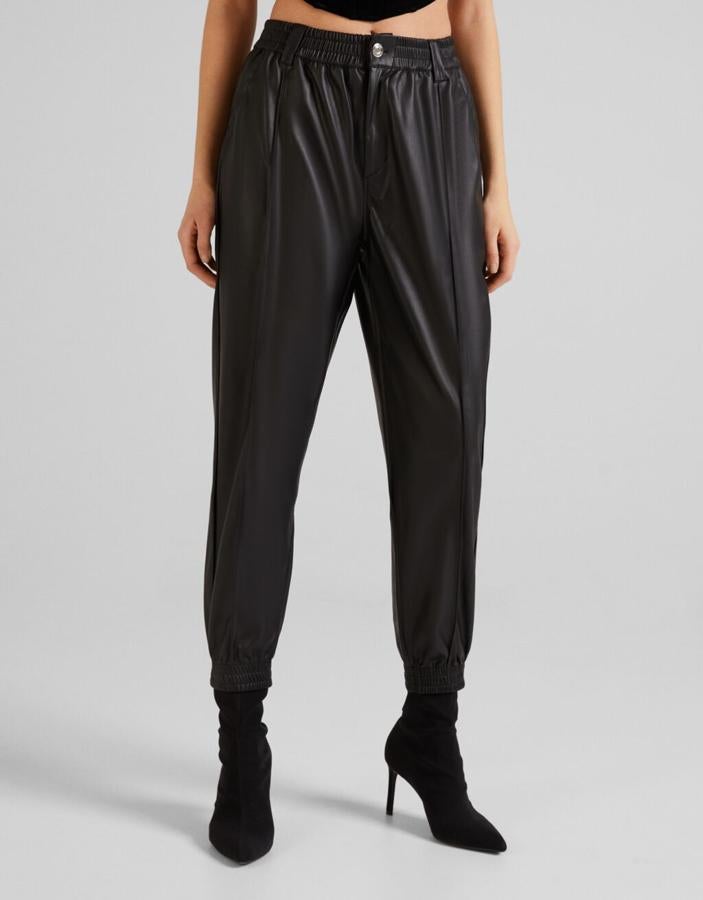En Bershka podemos encontrar estos pantalones de diseño jogger y efecto piel en negro que cuestan 19,99 euros y están disponibles entre las tallas XS y XL. 