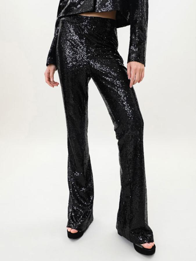 Diseño acampanado para estos pantalones de lentejuelas de Lefties en color negro que vienen con cierre lateral de cremallera invisible y cuestan 19,99 euros. Solo quedan en las tallas M y L. 