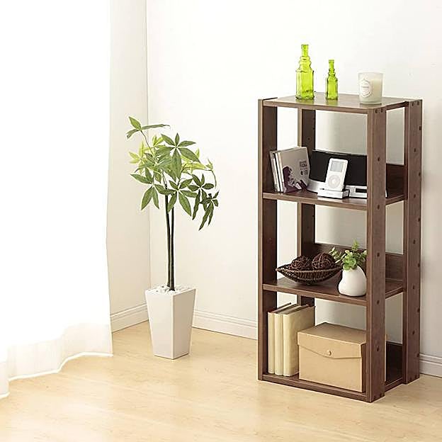 Una estantería de madera es un sistema de almacenaje práctico y elegante