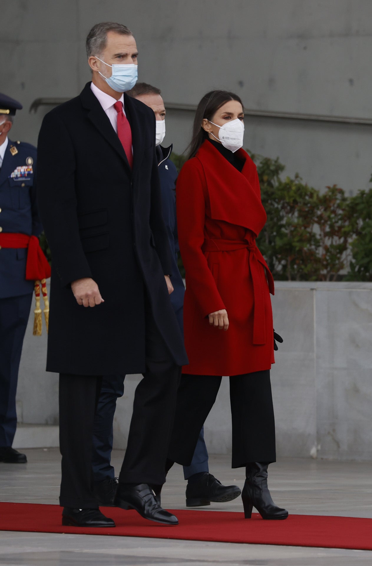 Para volar hasta Estocolmo, hemos podido ver a la Reina en el aeródromo de Torrejón de Ardoz con unas botas nuevas de tacón cómodo y plataforma que, estamos seguras, se convertirán en uno de sus zapatos comodín este invierno. 