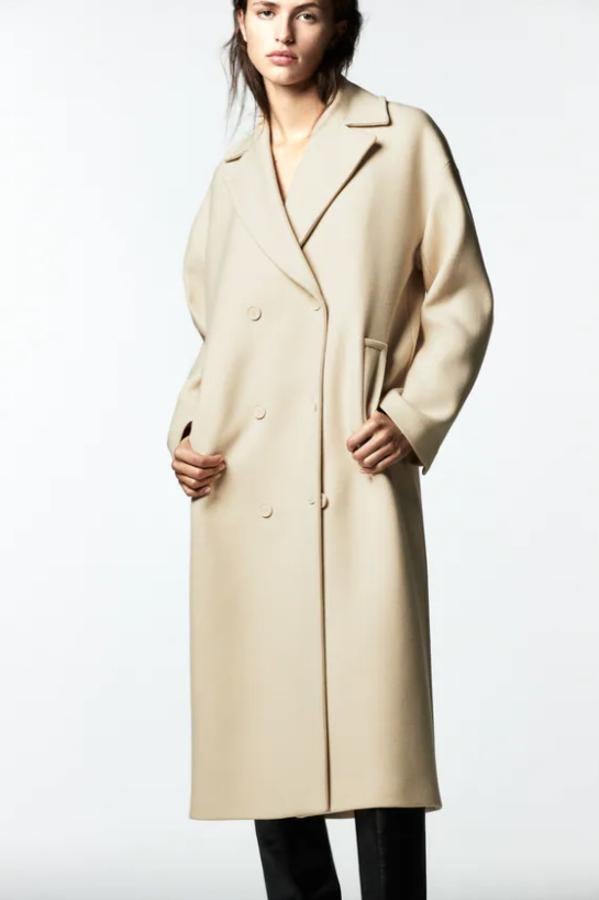 En amarillo pastel y diseño oversize, este abrigo de la colección edición limitada de Zara está confeccionado con tejido en mezcla de lana y tiene cuello de solapa, bolsillos laterales y bajo acabado en abertura en la espalda. Con cierre frontal de botones a tono, costaba 129 euros y en el Black Friday podemos encontrarlo por 77,40 euros. 