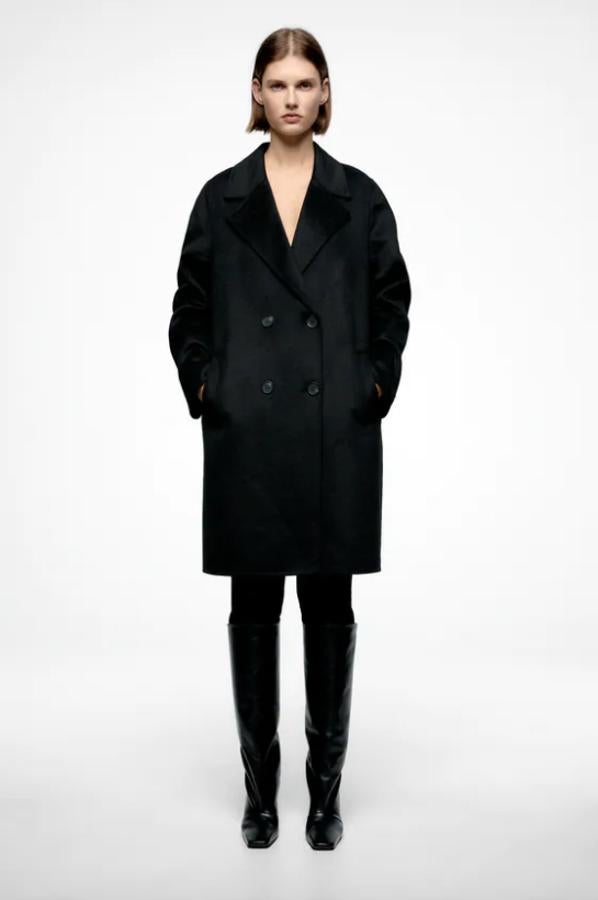 Confeccionado en tejido de mezcla de lana, este abrigo negro de diseño masculino con cuello de solapa y bolsillos delanteros de vivo tiene cierre frontal cruzado de botones a tono y en el Black Friday pasa de 79,95 euros a 47,97 euros.