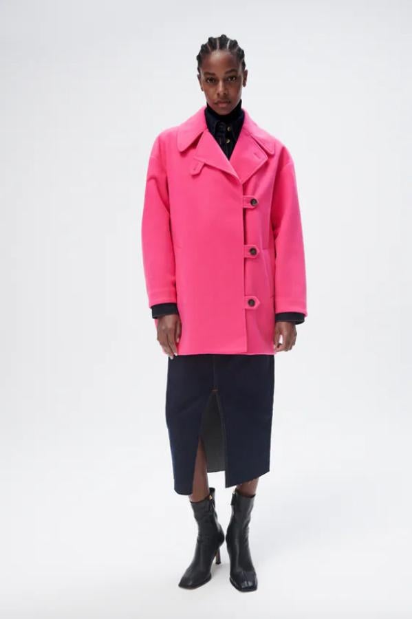 Con cuello de solapa y mangas largas, este abrigo cruzado de Zara en color fucsia con bolsillos delanteros de vivo y cierre frontal de botones a contraste costaba 59,95 euros y en el Black Friday está por 35,97 euros.