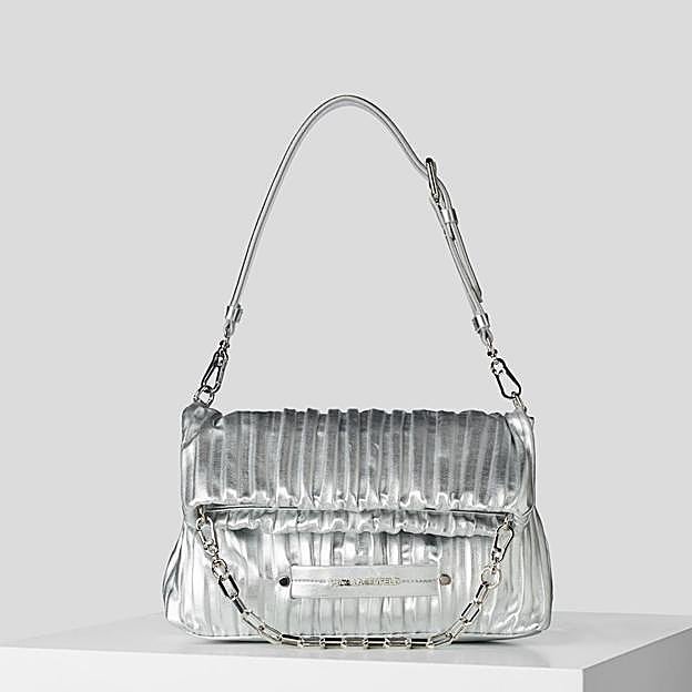 Imagen principal - Metalizado, mini y que pega con todo: así es el bolso favorito de la Reina Sofía con el que rejuvenece sus looks (y sabemos dónde copiarlo)