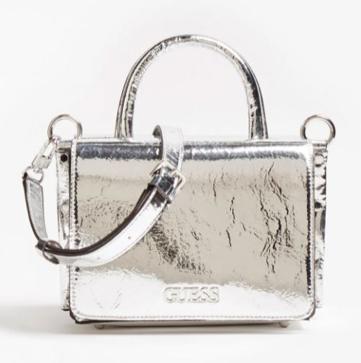 Imagen secundaria 1 - Metalizado, mini y que pega con todo: así es el bolso favorito de la Reina Sofía con el que rejuvenece sus looks (y sabemos dónde copiarlo)