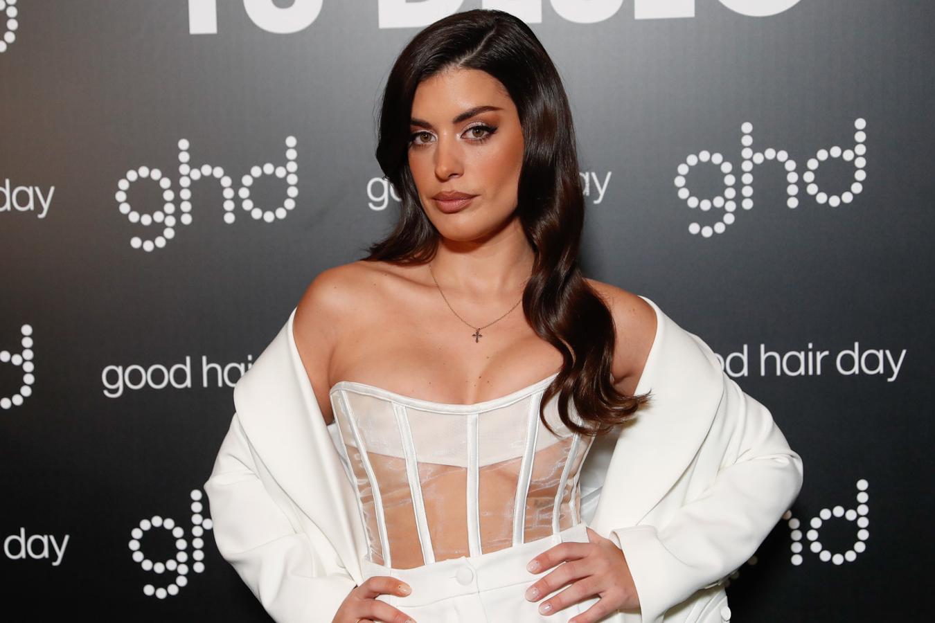 Dulceida optó por la opción más impoluta de este peinado, escogiendo unas ondas al agua en esta versión Hollywood que tan bien sienta.