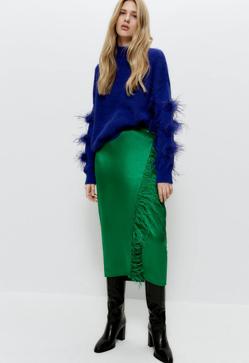 Imagen secundaria 2 - Las plumas y lentejuelas llegan a las novedades de Uterqüe para el look de fiesta con más glamour (y copia de jersey de lujo de Valentino incluida)