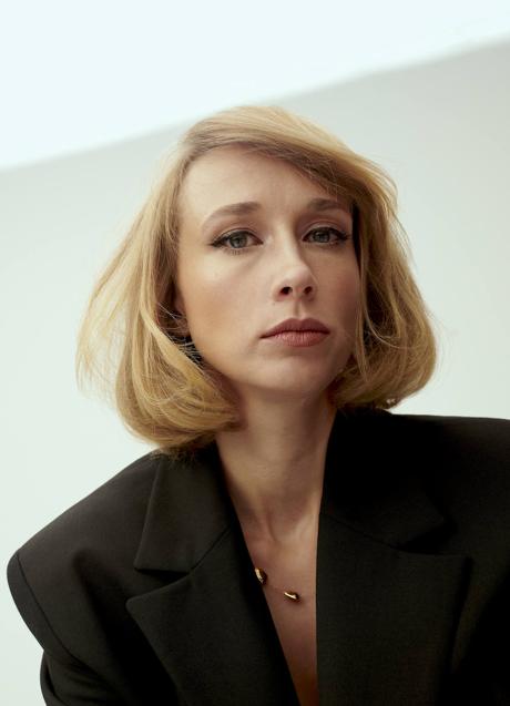 Imagen - En esta foto se ha optado por un 'look lady', marcado por los tonos ocre-rojizos de Minimalist Whipped Powder Blush, de Shiseido. Ingrid lleva americana con hombreras de Mango y collar de Suarez.