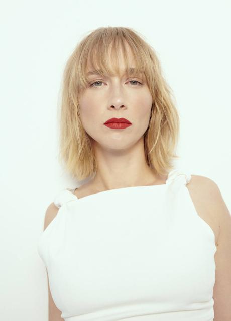 Imagen - Ingrid luce un look que da todo el protagonismo a los labios rojos y a la piel impoluta, gracias a la base de maquillaje Synchro Skin Self-Refreshing Tint, de Shiseido.