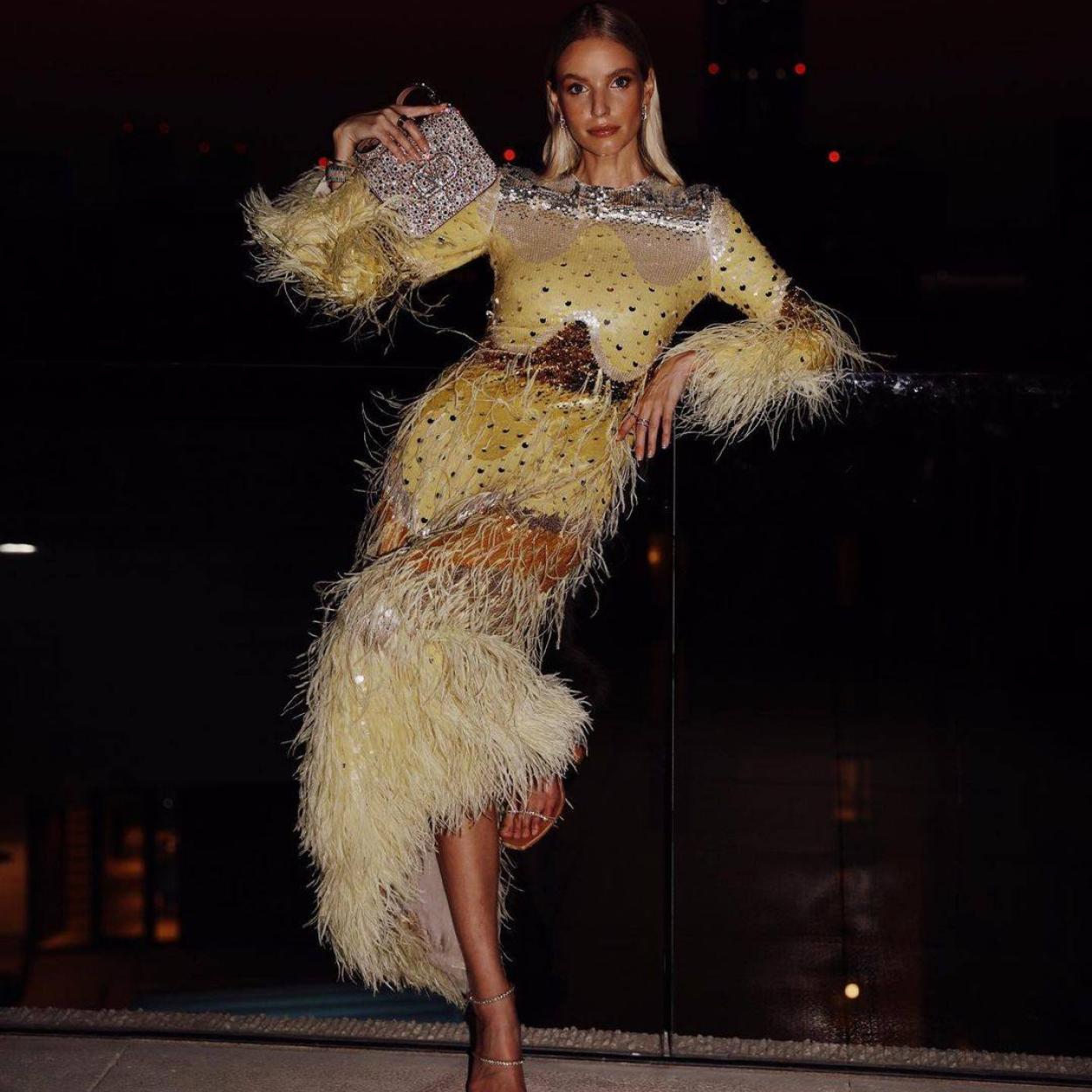 Pincha en la imagen para ver ¡Con plumas y a lo loco! La tendencia más divertida y elegante que viene directa de los años 20 se lleva así