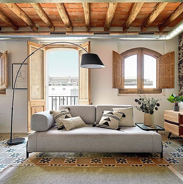 Este original sofá de líneas minimalistas de Kave Home cuesta 1.303 euros.