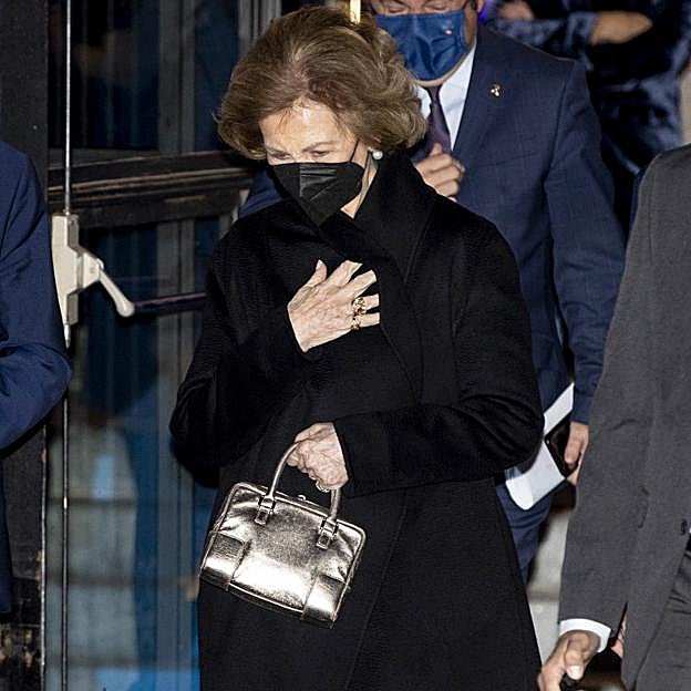 Imagen principal - Metalizado, mini y que pega con todo: así es el bolso favorito de la Reina Sofía con el que rejuvenece sus looks (y sabemos dónde copiarlo)