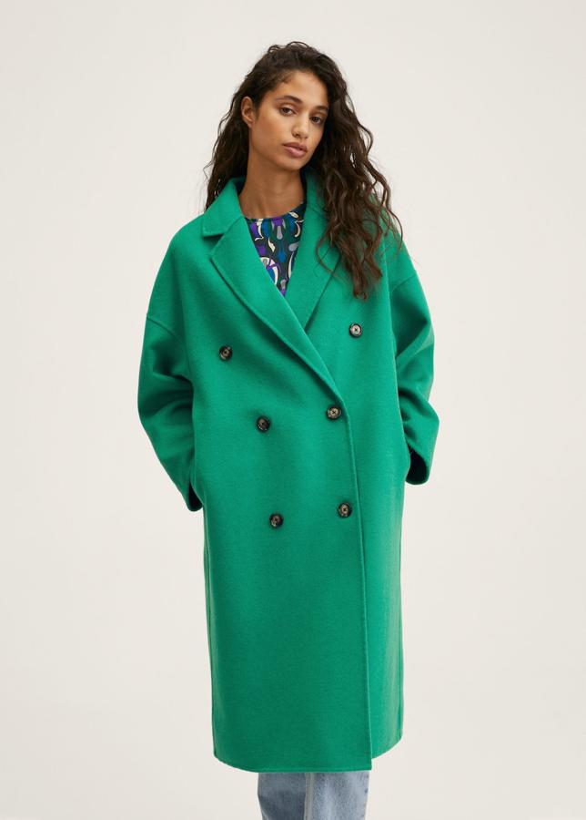Y otra propuesta de abrigo que huye de los colores básicos. De doble botonadura y en un favocedor color verde. Abrigo de lana de Mango (119 euros). 