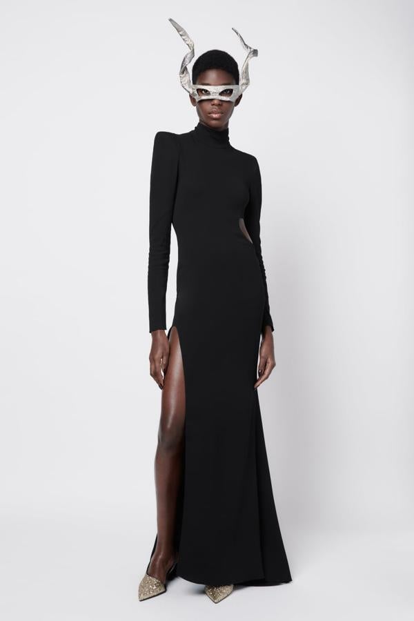 Y aunque los vestidos cortos y los midi son los más populares, también hay hueco para los trajes largos. Un diseño negro, de cuello alto, con aberturas es la interesante propuesta de Zara. Vestido negro de Zara(89,99 euros). 