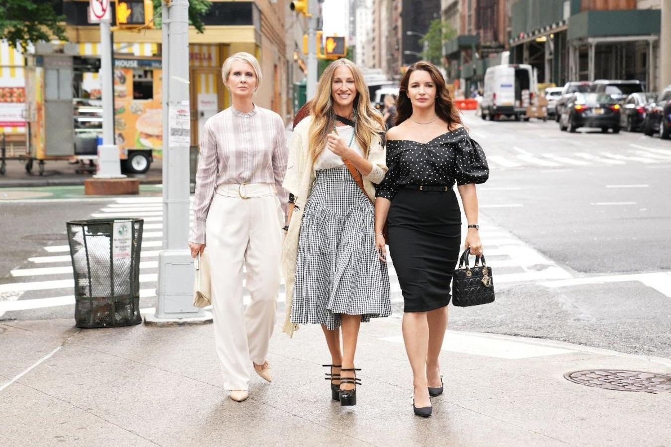 El nuevo capítulo de la innovadora serie de HBO Sexo en Nueva York, del productor ejecutivo Michael Patrick King, sigue a Carrie (Sarah Jessica Parker), Miranda (Cynthia Nixon) y Charlotte (Kristin Davis) en su viaje desde la compleja realidad de la vida y la amistad a los 30 a la aún más compleja realidad de la vida y la amistad a los 50.