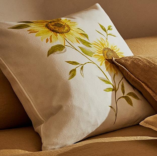 Imagen principal - Estas fundas de cojín de Zara Home cuestan entre 6.99 y 9.99 euros cada una.