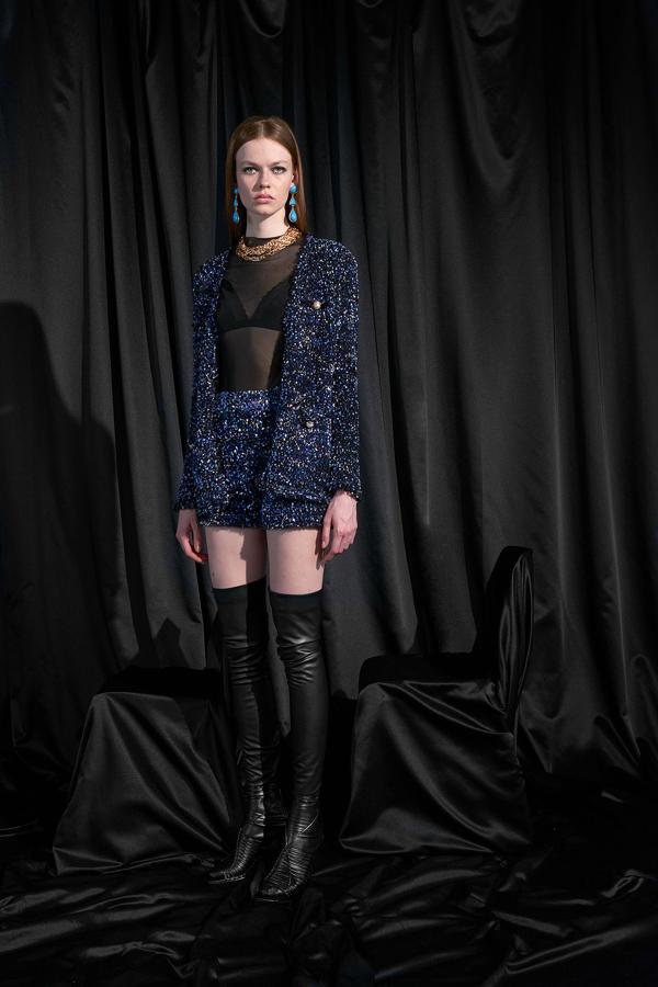 Conjunto de textura metalizada con chaqueta (29,99 euros) y shorts.