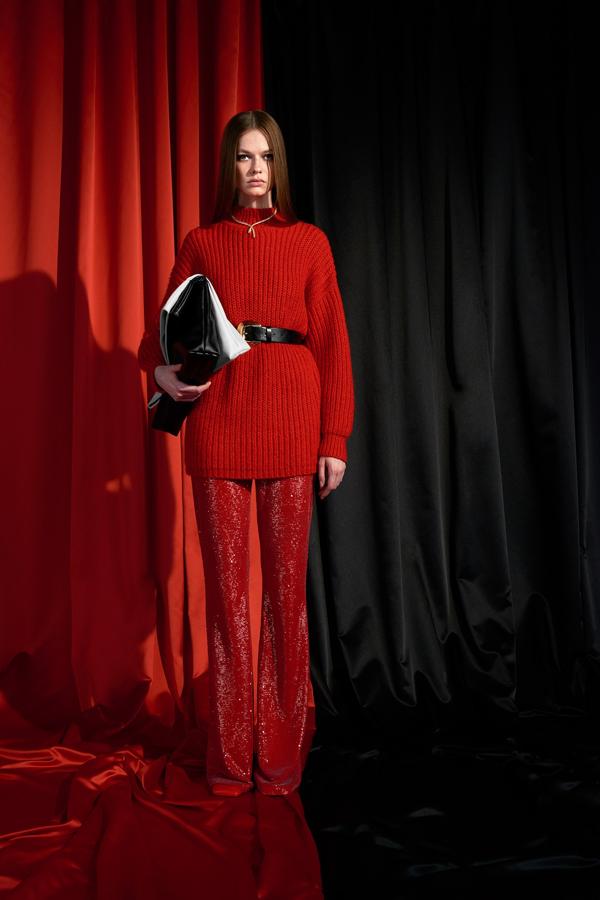 Pantalones largos de lentejuelas en color rojo (35,99 euros).