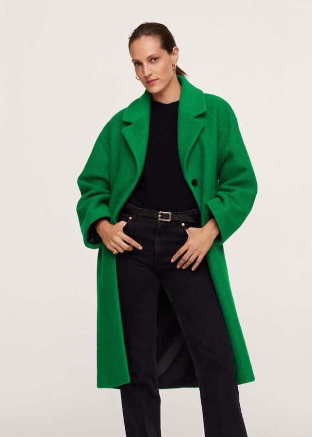 Diseño oversize en verde, azul claro o rosa para este abrigo confeccionado en lana, de diseño largo, con cuello de pico con solapa y dos bolsillos laterales. Tiene abertura en el bajo en la espalda, cierre de botones frontal a contraste y cuesta 79,99 euros. Podemos encontrarlo entre las tallas XS y XL. 