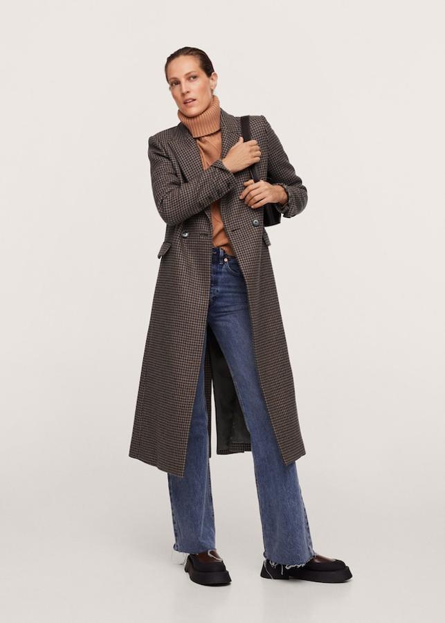 Con estampado para de gallo en granate y azul marino sobre marrón claro, este abrigo largo de diseño recto con cuello de pico con solapa, bolsillos decorativos en la parte posterior y cierre de doble botonadura cuesta 119,99 euros y está disponible entre las tallas XS y XL. 