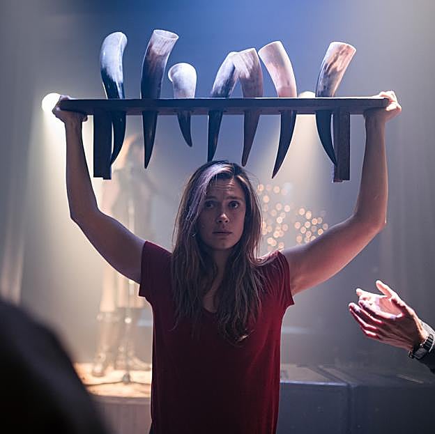 Alfhildir a punto de tomarse algo con sus amigos. 